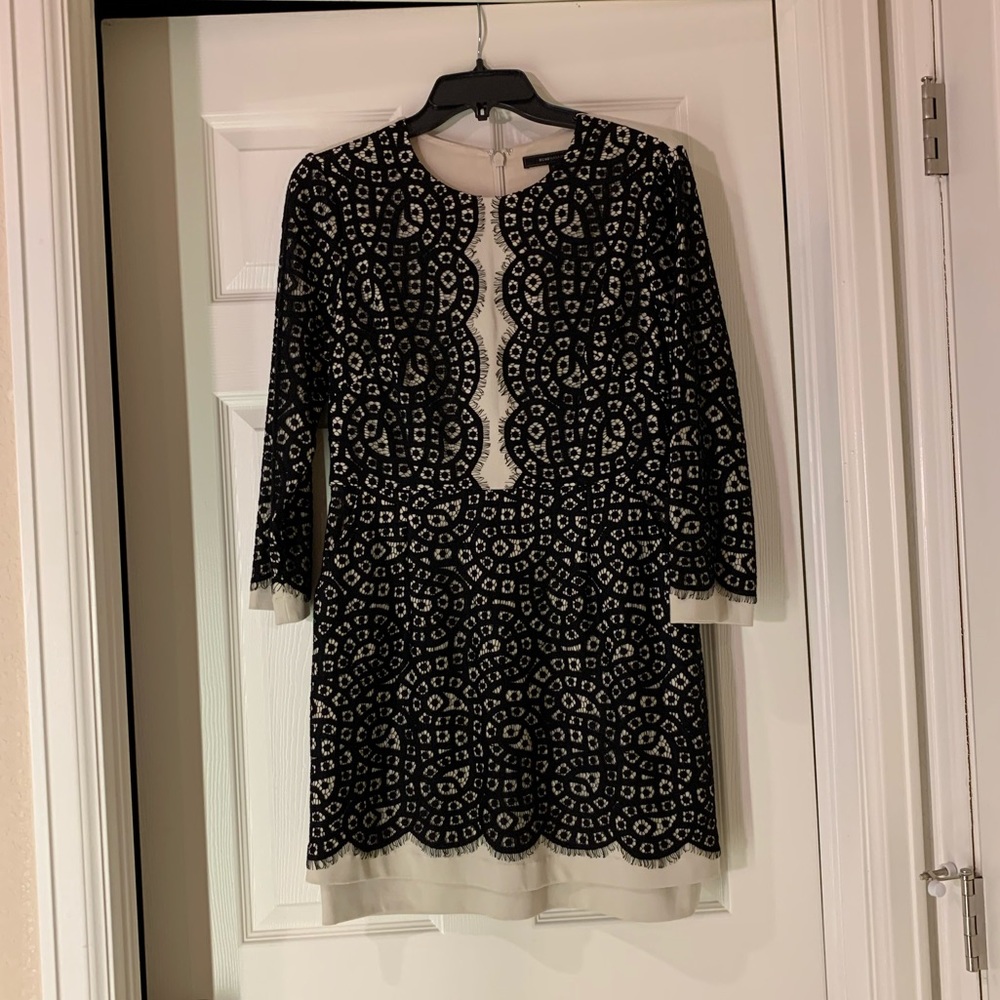 NWT BCBGMAXAZRIA Scalloped Lace Dress